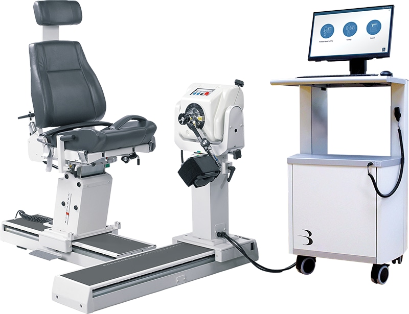 Кресло с фиксацией и динамометр Biodex System 4 Pro рядом с рабочей станцией