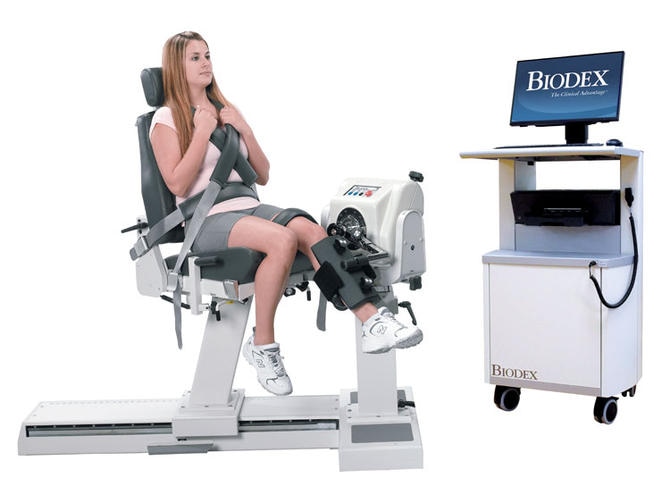 Пациент на кресле Biodex System 4 Quick-Set во время теста колена