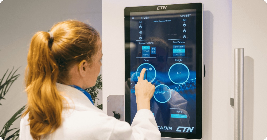Оператор настраивает сеанс на сенсорном экране управления криокабиной CTN e°CABIN