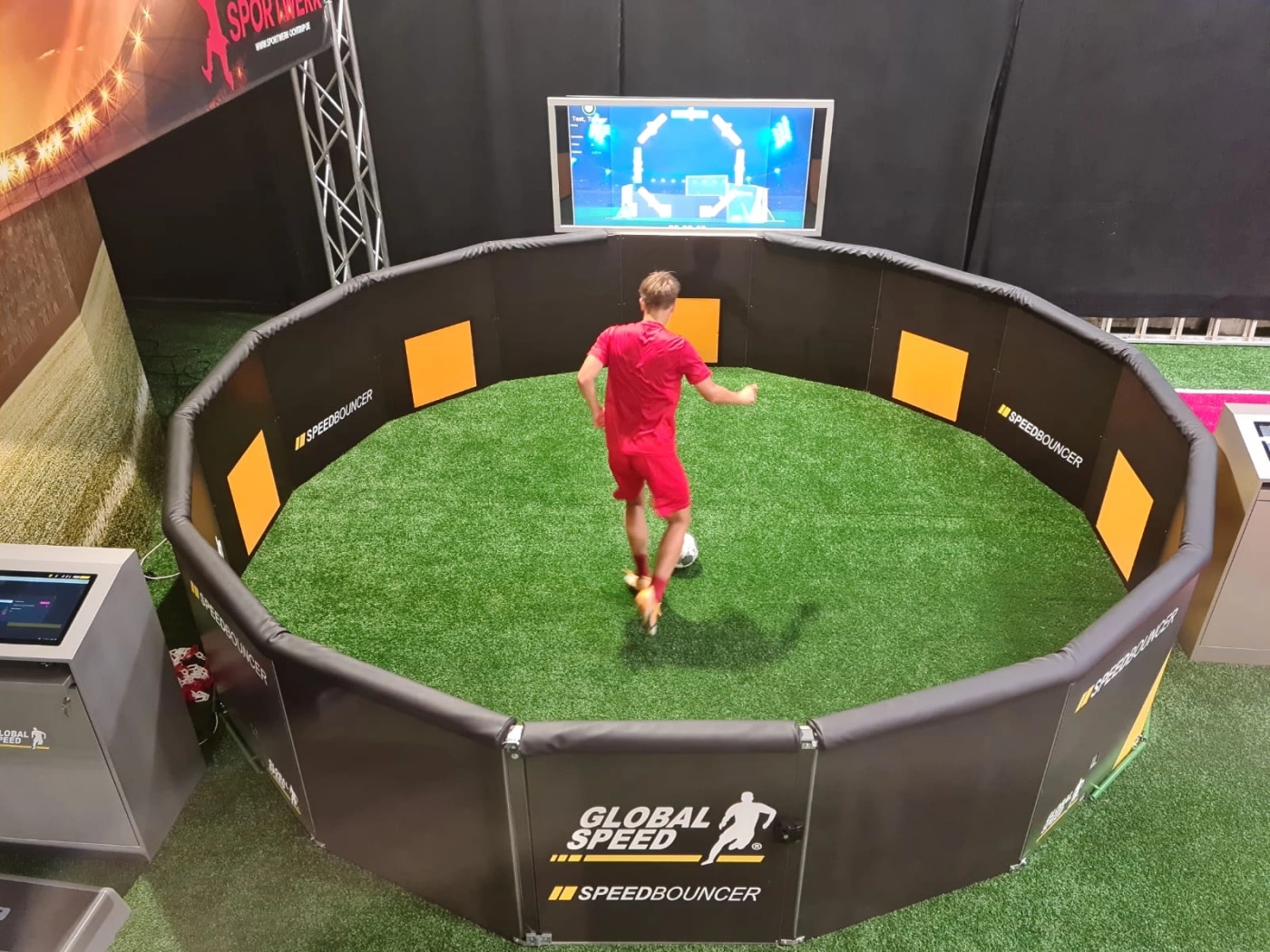 Круглая арена SpeedBouncer сверху: оранжевые датчики в чёрном борте и экран