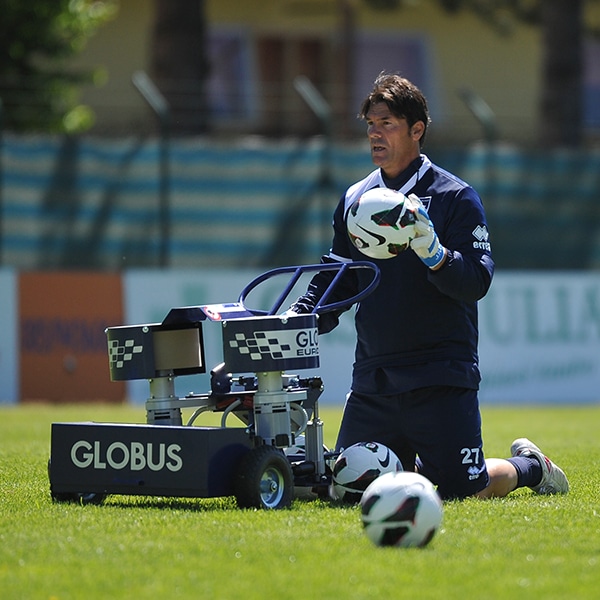 Тренер на поле у машины Globus Eurogoal, рядом мячи