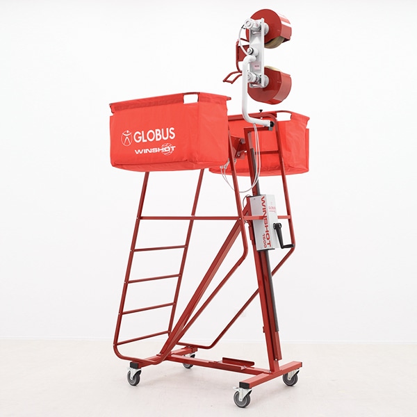 Globus Winshot 1500 в три четверти: две корзины для мячей и метательная головка на стойке