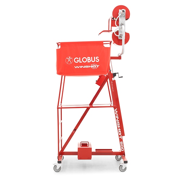 Волейбольная пушка Globus Winshot 800 сбоку: корзина для мячей на стойке и метательная головка