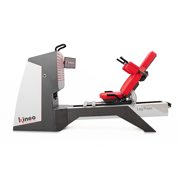 Тренажёр Kineo Leg Press: красное кресло с регулируемой спинкой, платформа для стоп и сенсорный экран на кронштейне