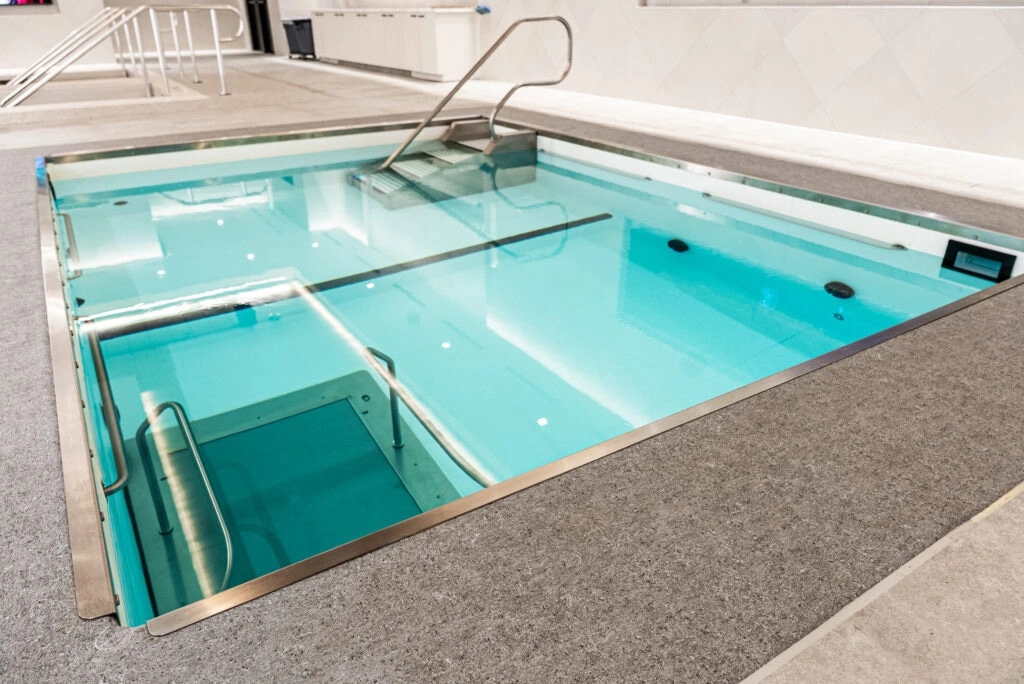 Бассейн HydroWorx в тренировочном центре американского футбола