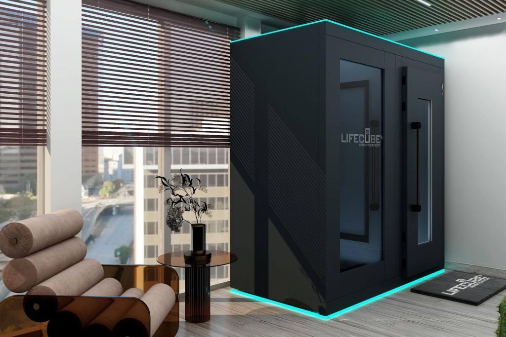 Электрическая криокамера LifeCube с подсветкой периметра в интерьере помещения