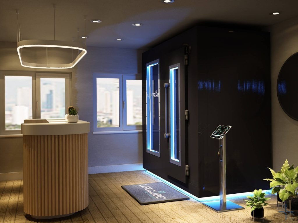 Электрическая криокамера LifeCube у стойки регистрации, рядом панель управления