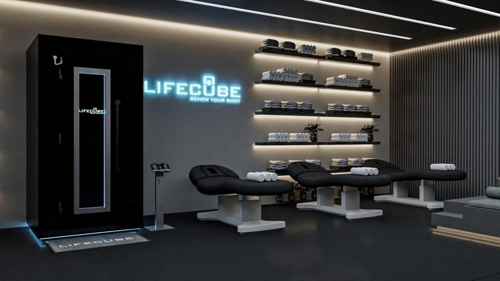 Электрическая криокамера LifeCube в процедурном кабинете рядом с кушетками