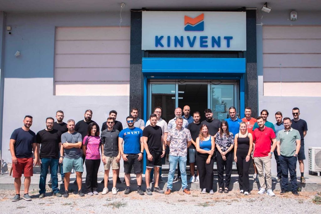 Команда KINVENT перед офисом в Салониках с вывеской марки