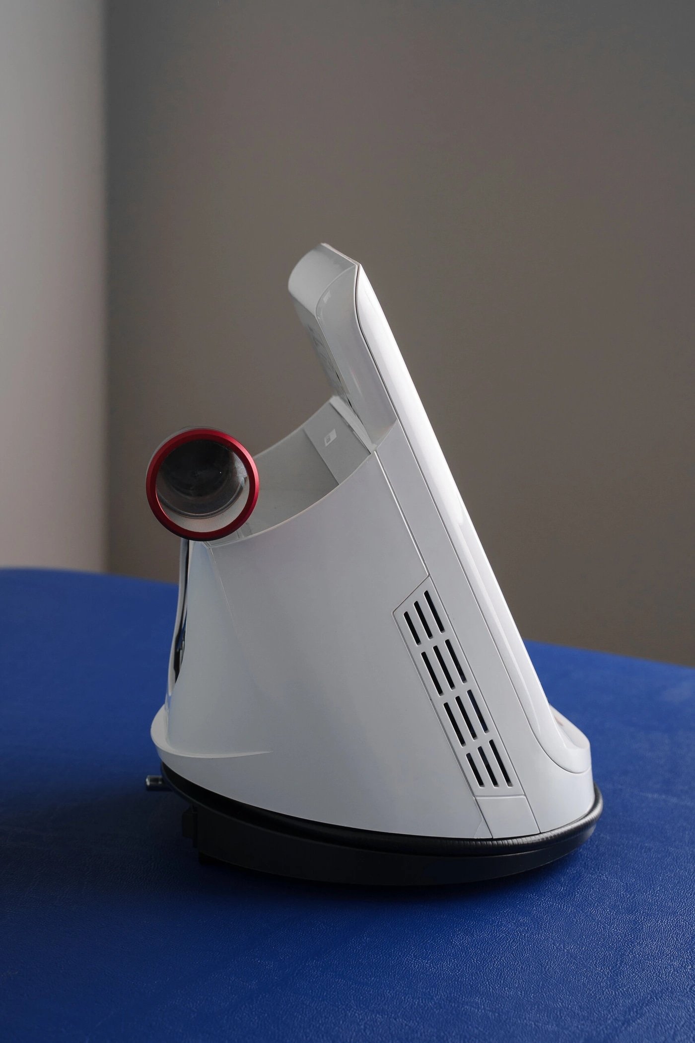 Beam Ultra 30W сбоку: наклонный корпус, вентиляционные щели, насадка в держателе