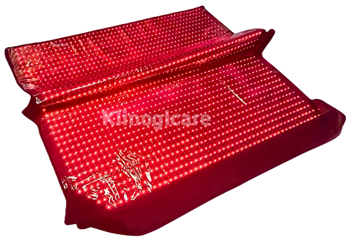 Инфракрасное одеяло Klinogicare RedWave Cocoon в развёрнутом виде, красные светодиоды горят по всей площади