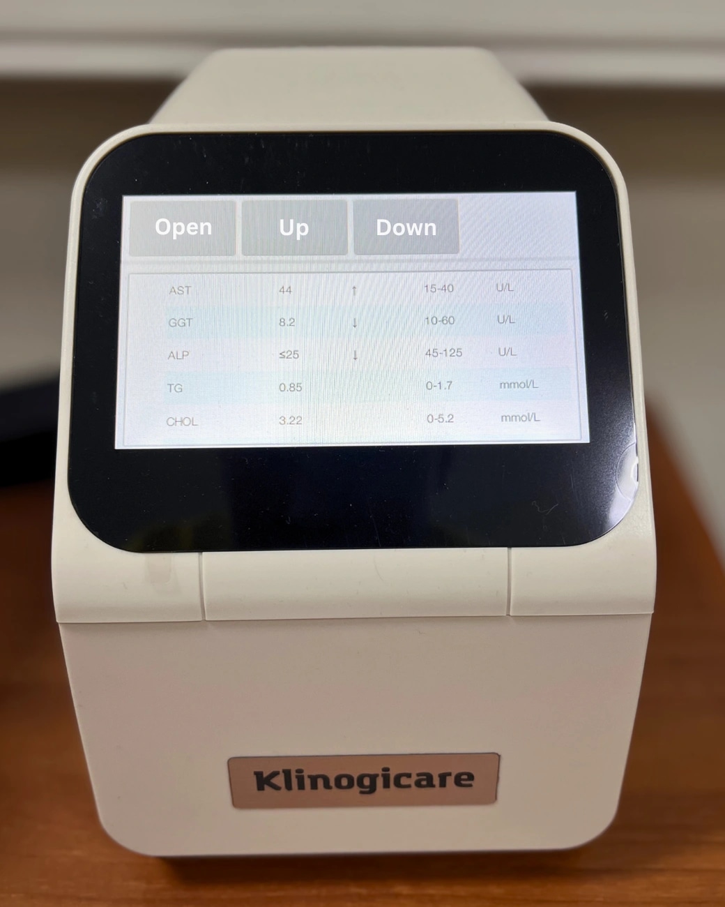 Портативный биохимический анализатор Klinogicare StarLab POCT на столе