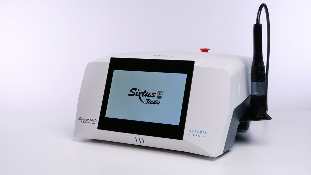 Аппарат LaserSix Yag крупным планом с логотипом Sixtus Italia на экране