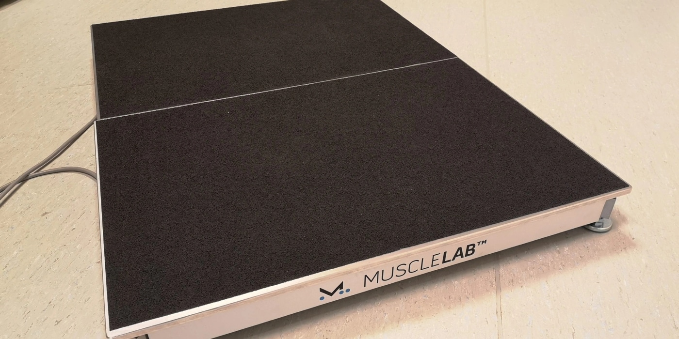 Две силовые платформы MuscleLab, составленные в одну поверхность для раздельной записи ног