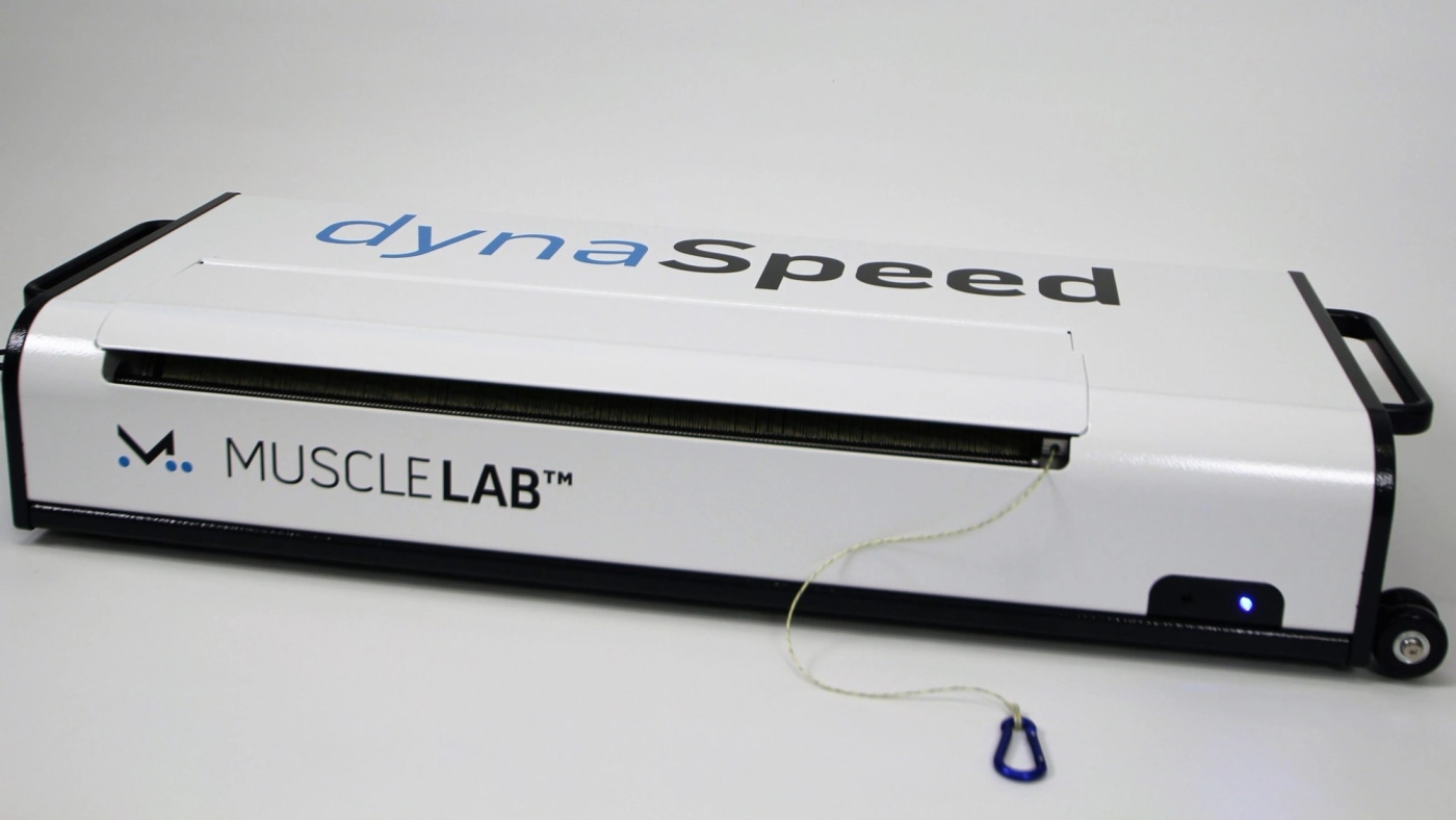 Тяговое устройство dynaSpeed MuscleLab на колёсах, из корпуса выпущен трос с карабином