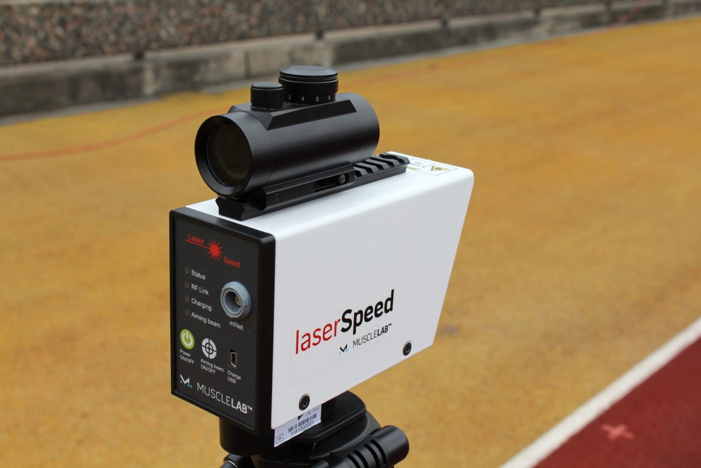 Лазерный датчик laserSpeed MuscleLab на штативе у беговой дорожки стадиона