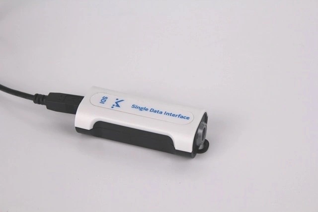 Переходник SDI MuscleLab в белом корпусе с кабелем USB на светлом фоне