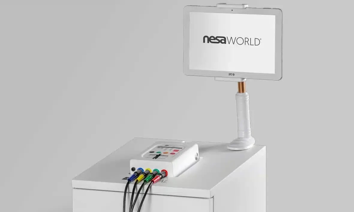 Прибор и планшет на держателе: рабочее место NESA XSIGNAL в сборе