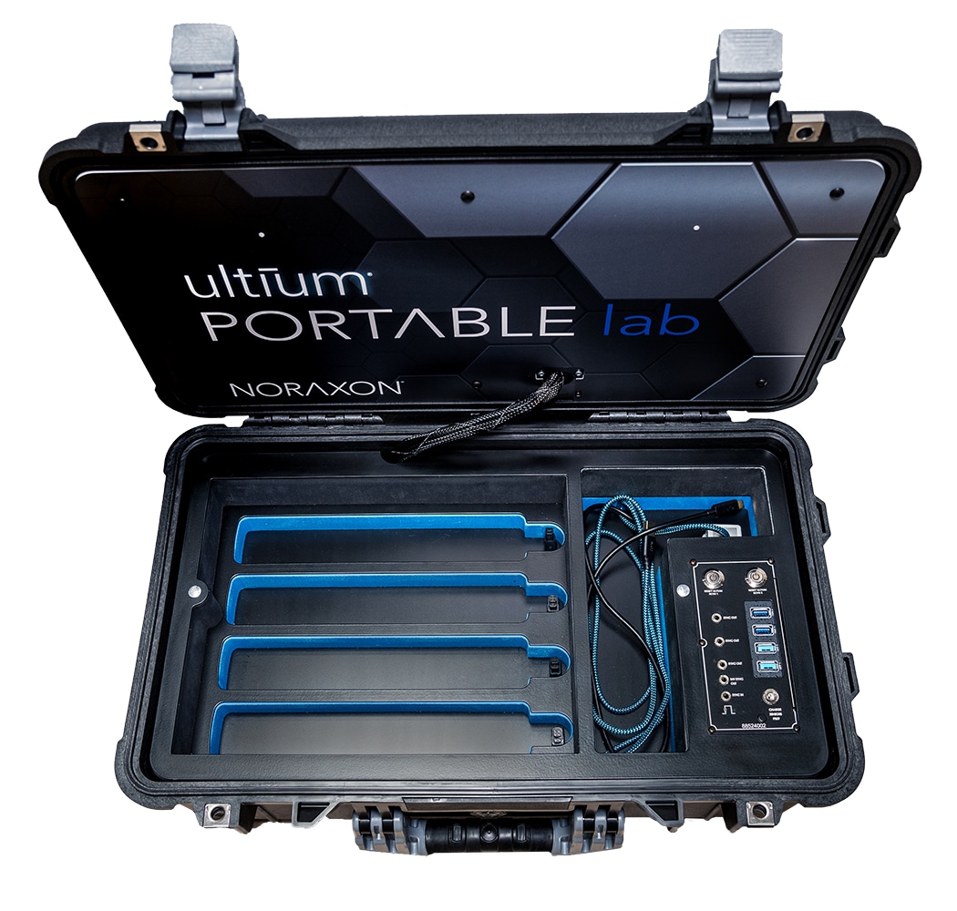 Кейс Portable Lab сверху: четыре зарядных лотка, кабели и панель разъёмов