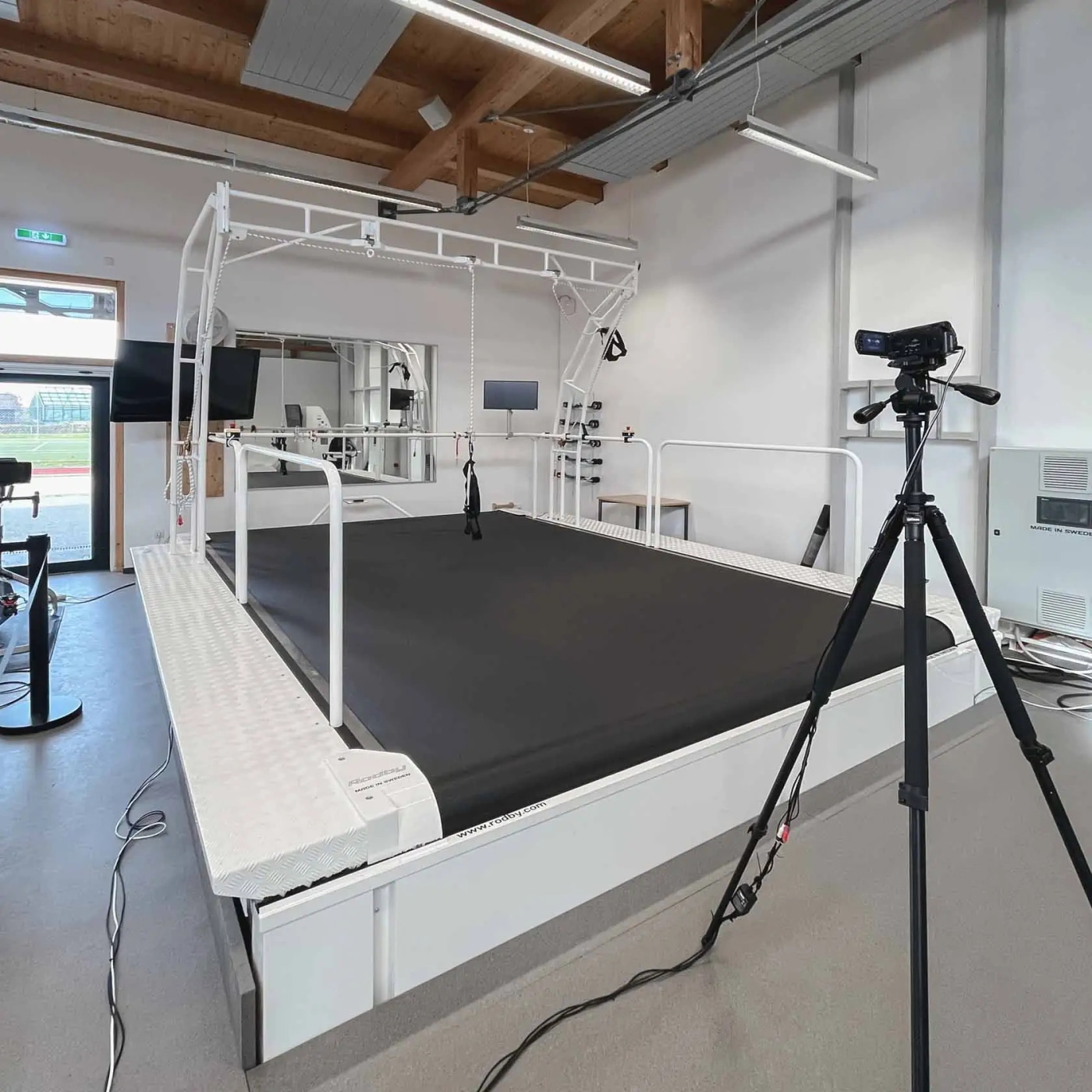 Скейт-дорожка Rodby в лаборатории: полотно вровень с полом, страховочная рама сверху