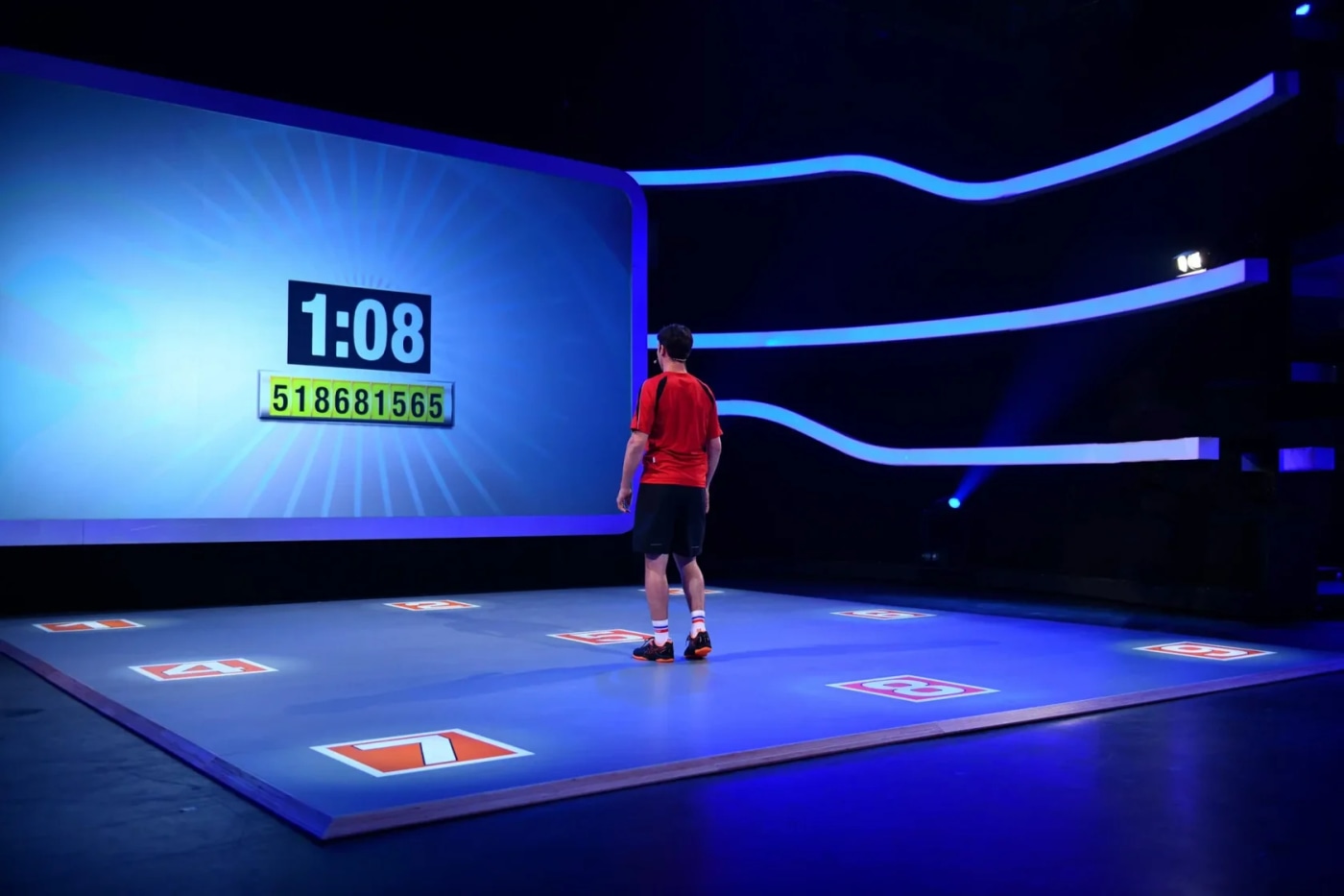 Синяя площадка SpeedCourt в телевизионной студии, на экране таймер
