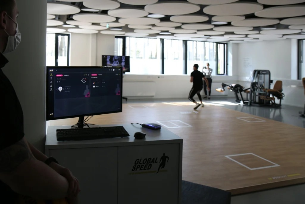 Оператор у монитора с программой SpeedPro, за ним площадка SpeedCourt