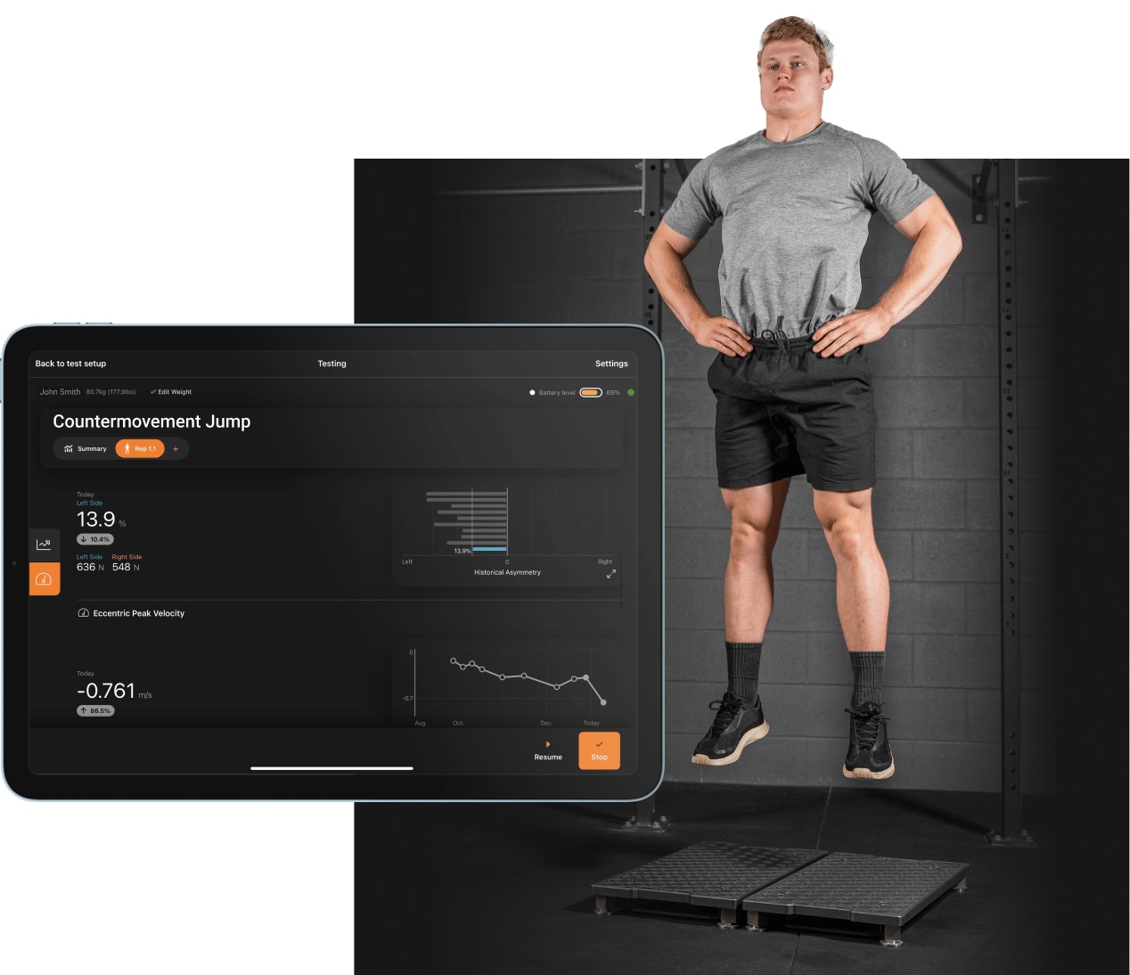 Специалист с планшетом рядом со спортсменом на платформах ForceDecks